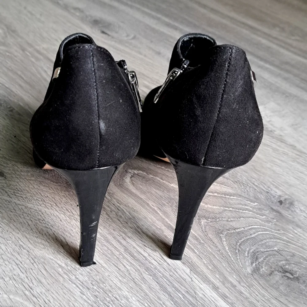 Calvin Klein Women's Black Peep Toe Heel size 9